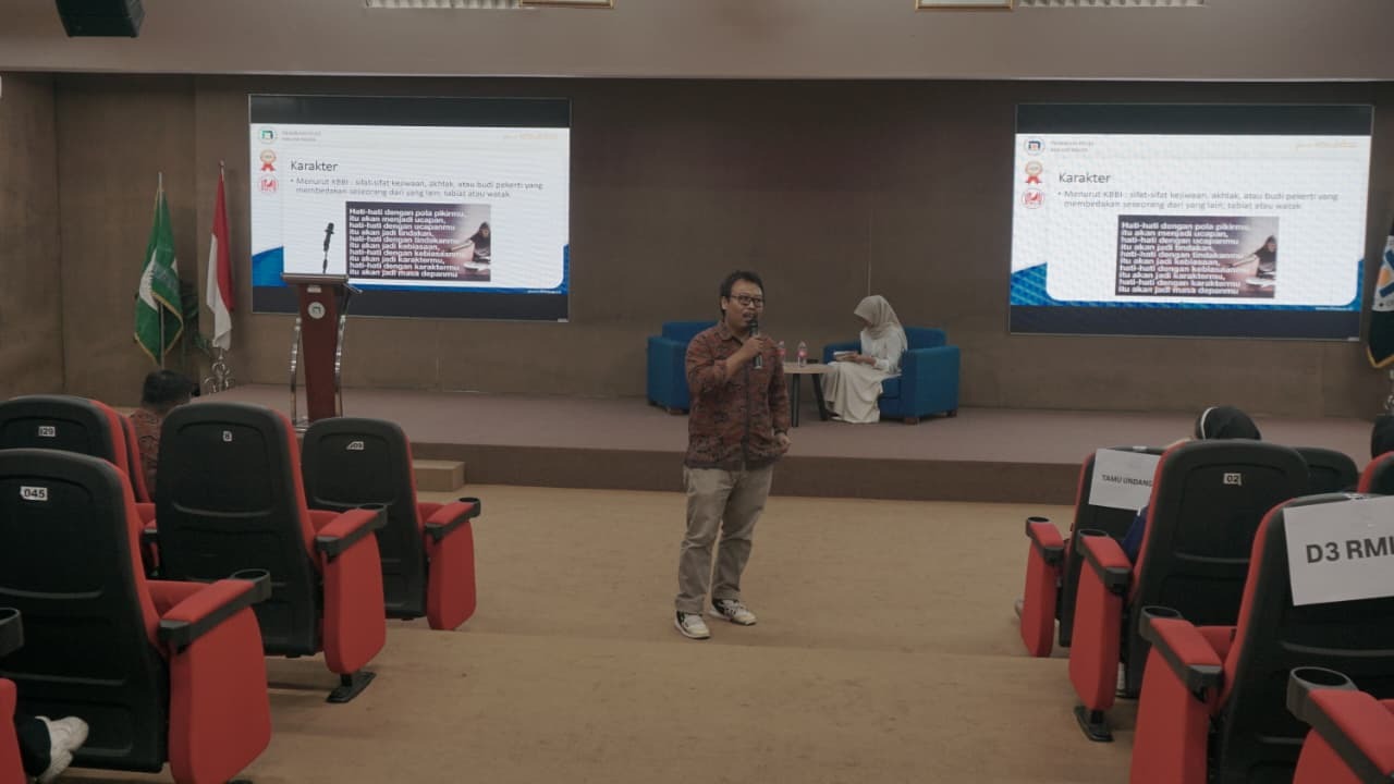 Penyampaian Materi Pertama oleh Bapak Maulana Tomy Abiyasa, A.Md, PK, SKM, M.Kom yaitu dengan tema 